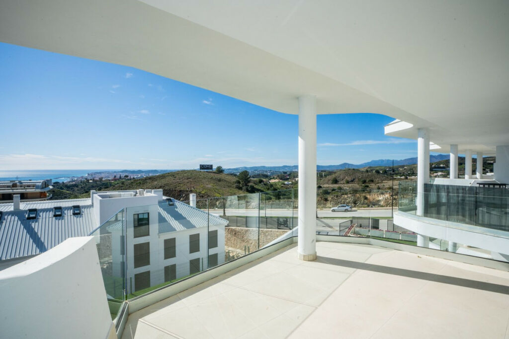 Middle Floor Apartment Fuengirola Málaga - image 10