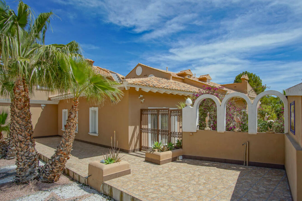 Detached Villa La Nucia Alicante - image 10