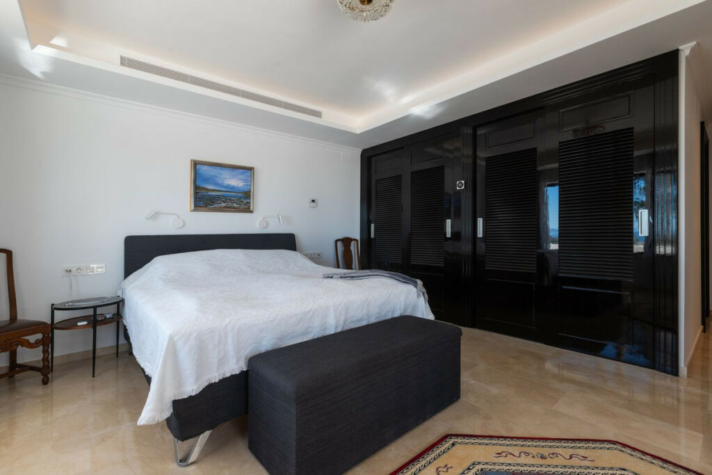 Detached Villa Elviria Málaga - image 13