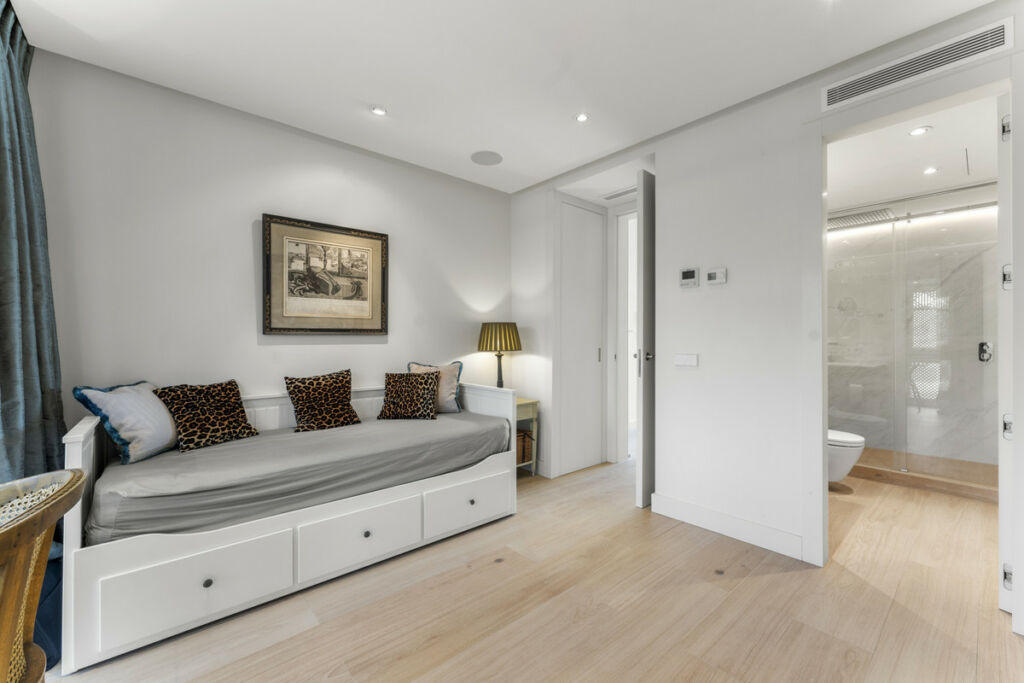 Middle Floor Apartment The Golden Mile Málaga - image 11