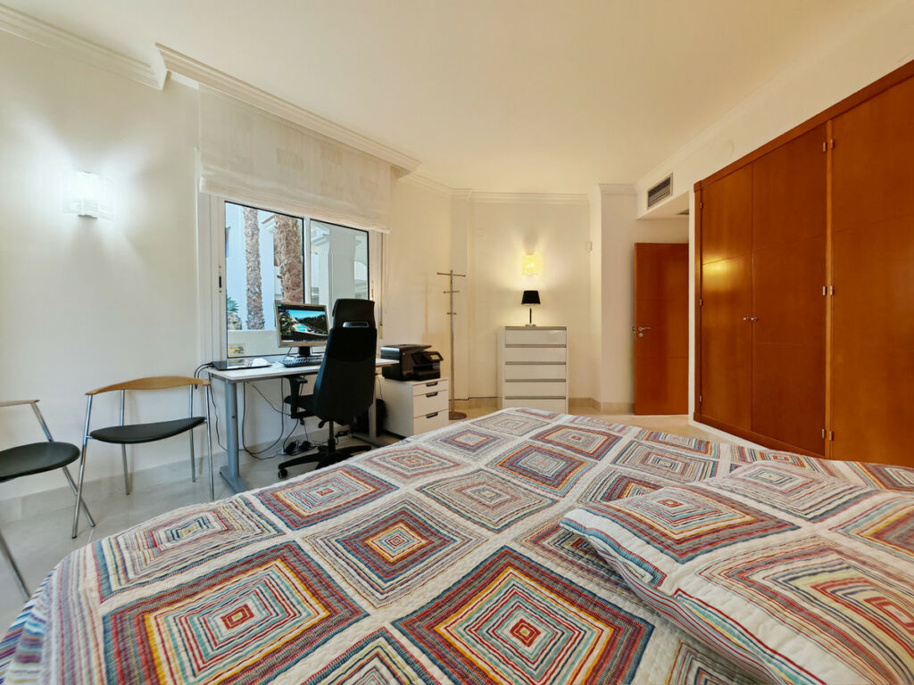 Middle Floor Apartment Nueva Andalucía Málaga - image 12