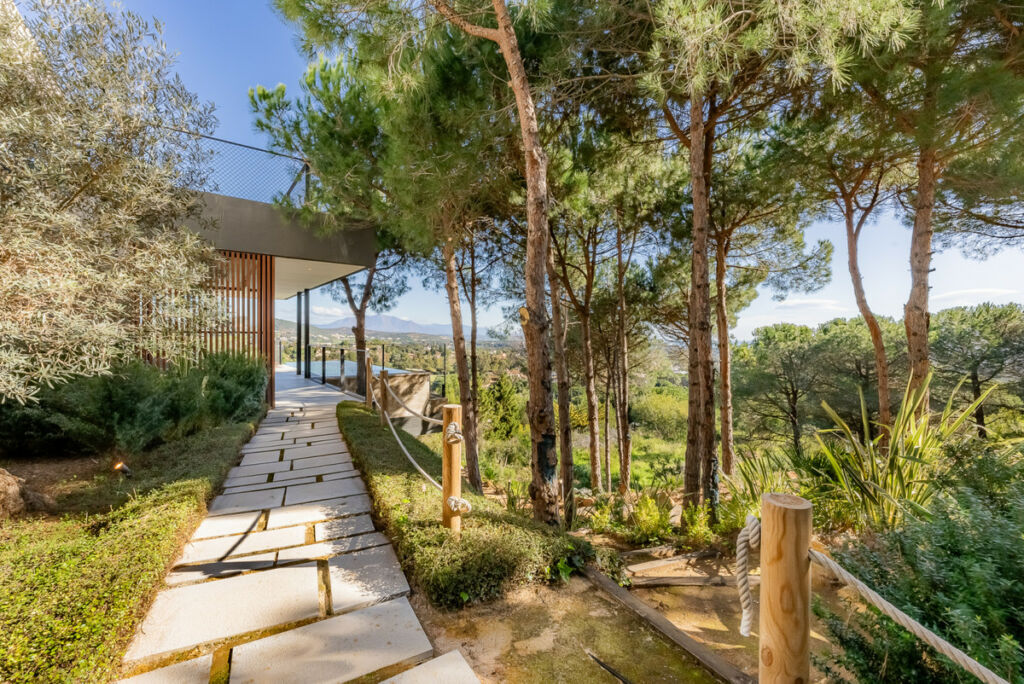 Detached Villa San Roque Cádiz - image 11