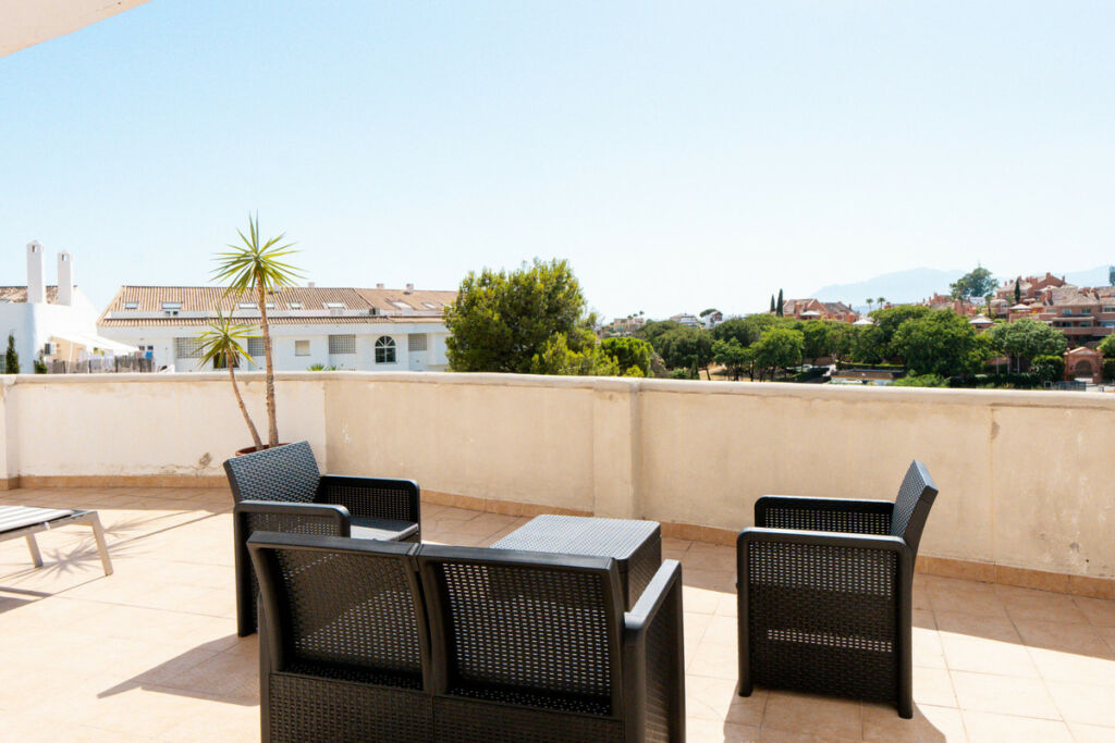 Middle Floor Apartment Nueva Andalucía Málaga - image 11
