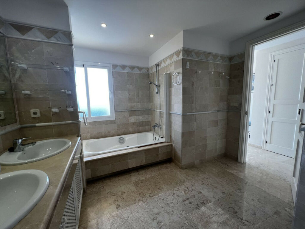 Middle Floor Apartment Elviria Málaga - image 12