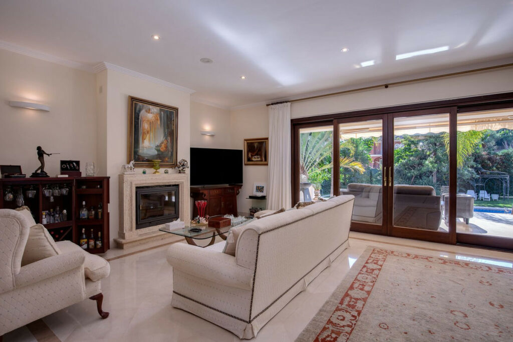 Detached Villa Los Arqueros Málaga - image 11