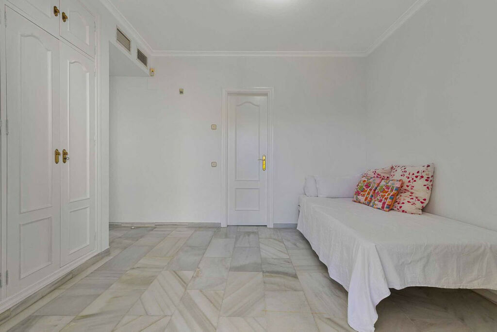 Townhouse Estepona Málaga - image 12