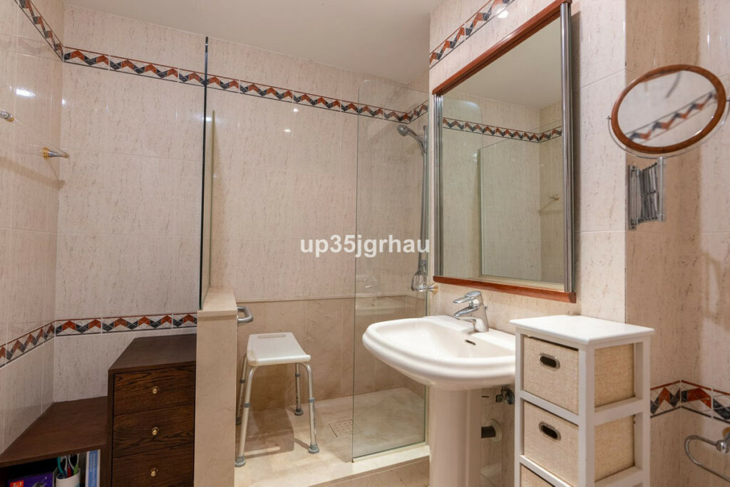 Middle Floor Apartment Estepona Málaga - image 13
