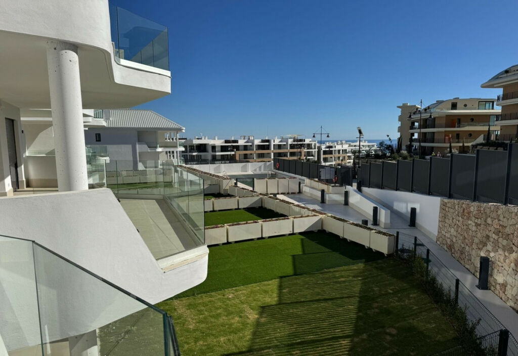Middle Floor Apartment Fuengirola Málaga - image 3