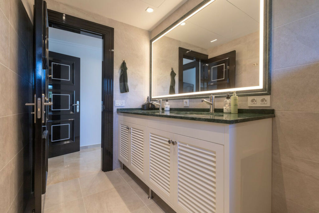 Detached Villa Elviria Málaga - image 16