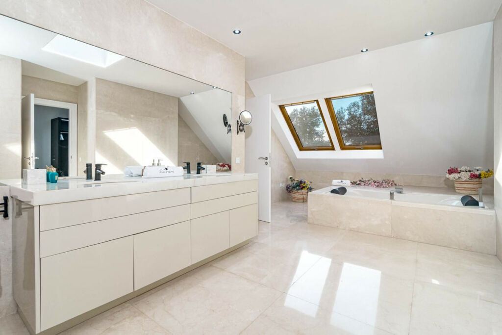 Detached Villa Río Real Málaga - image 15