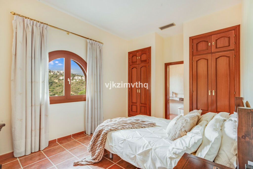Detached Villa Benahavís Málaga - image 13