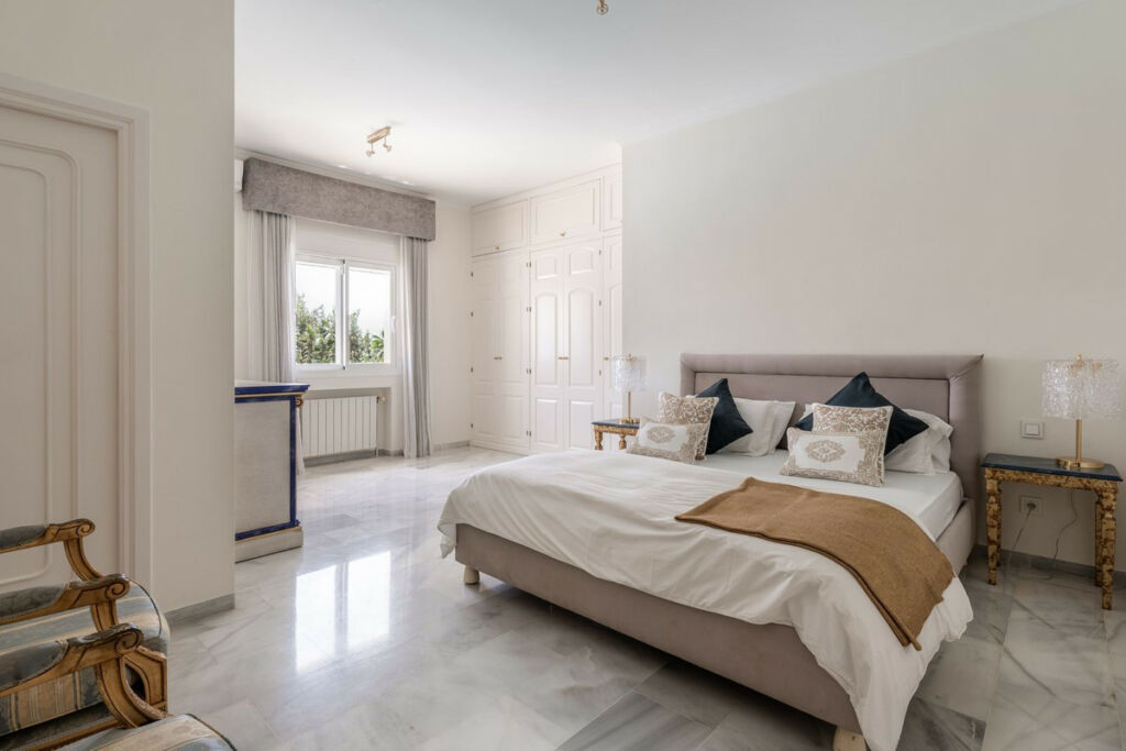 Detached Villa El Paraiso Málaga - image 18