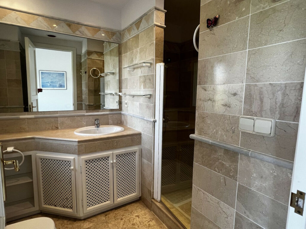 Middle Floor Apartment Elviria Málaga - image 18