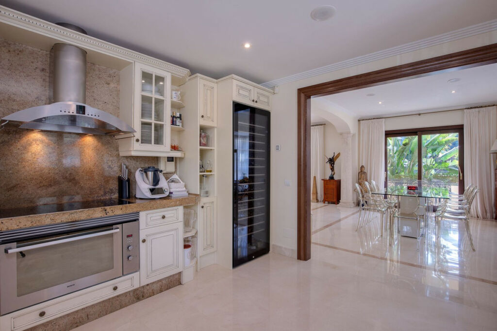 Detached Villa Los Arqueros Málaga - image 16