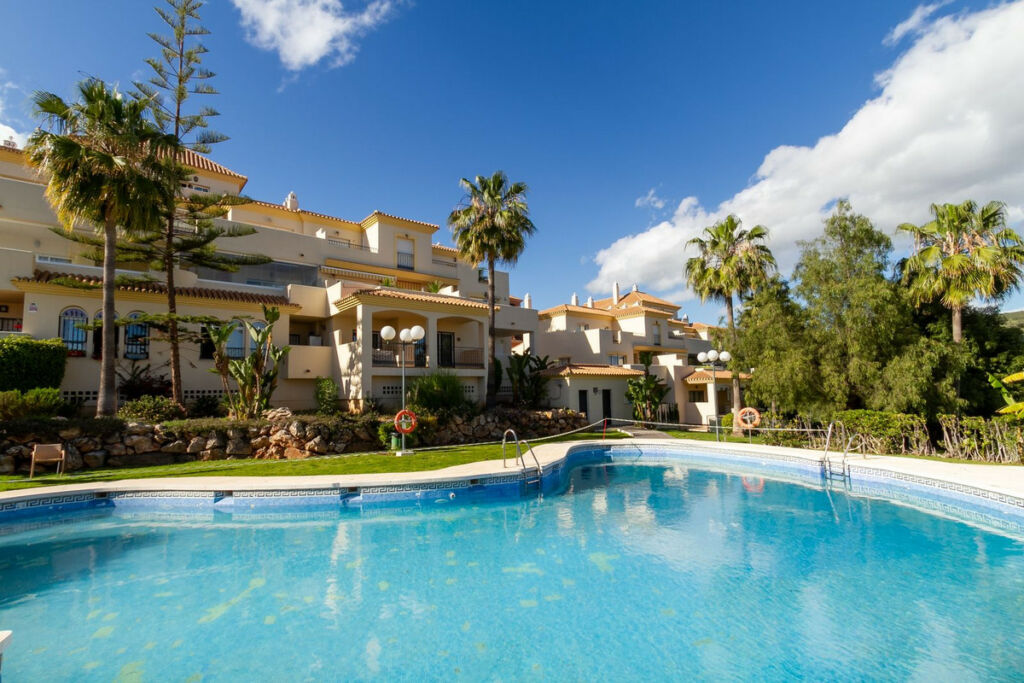 Middle Floor Apartment Elviria Málaga - image 3