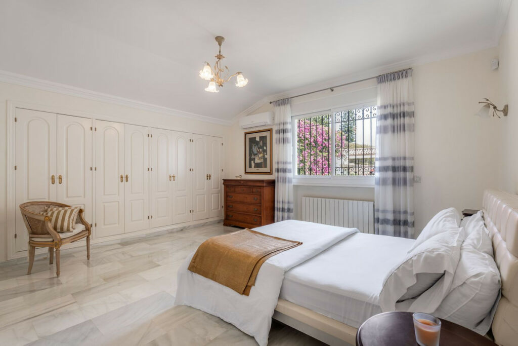 Detached Villa El Paraiso Málaga - image 19