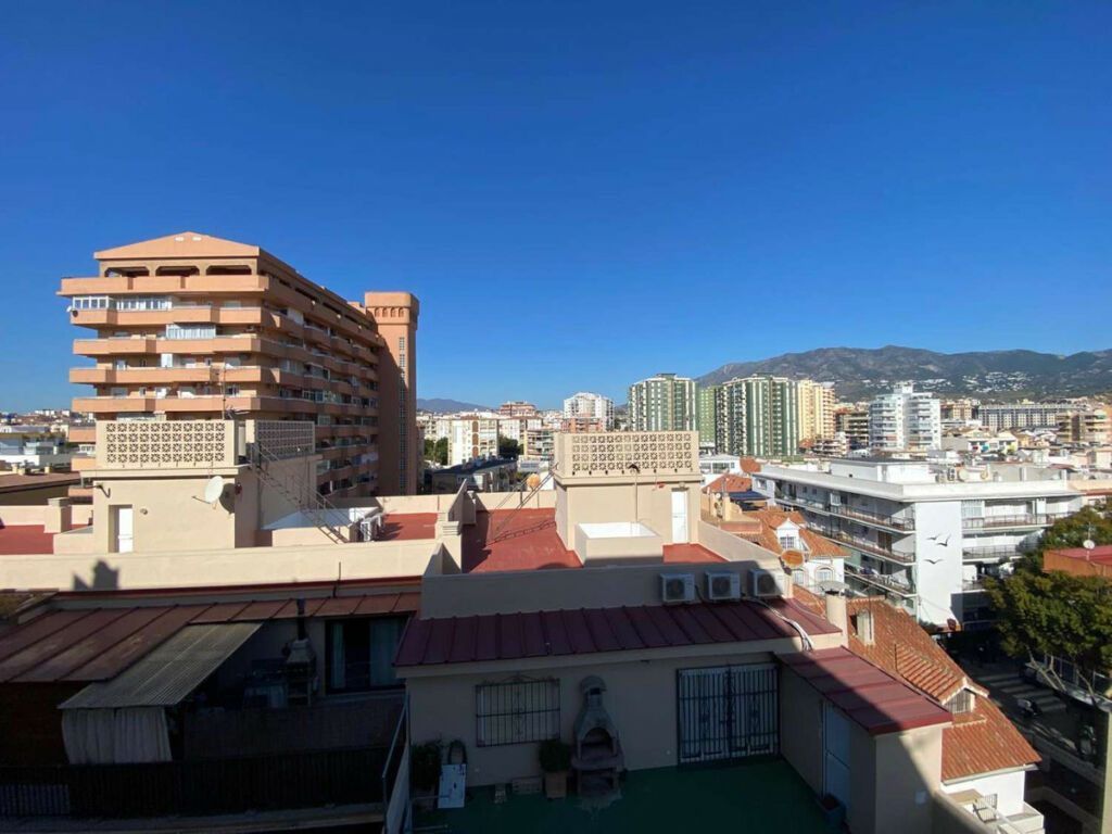 Middle Floor Apartment Fuengirola Málaga - image 2