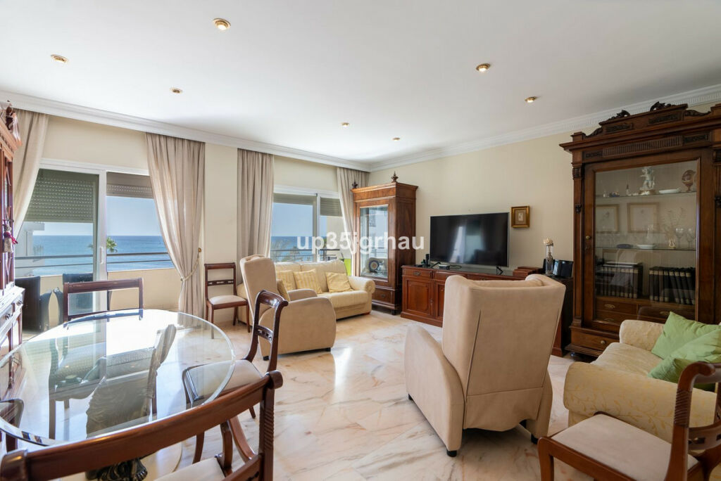 Middle Floor Apartment Estepona Málaga - image 2