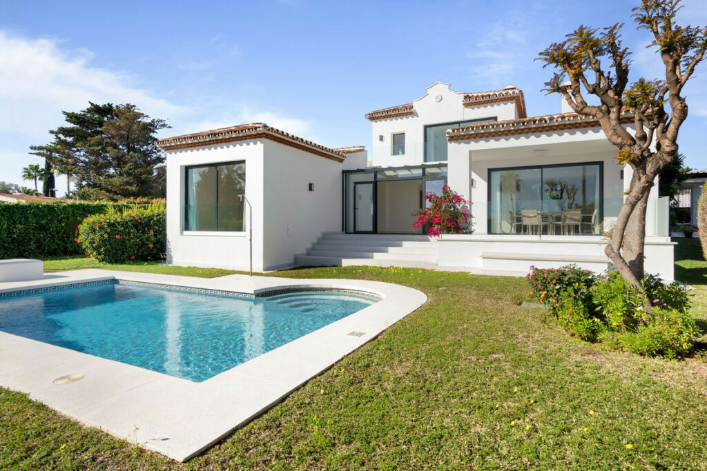 Detached Villa Elviria Málaga - image 2