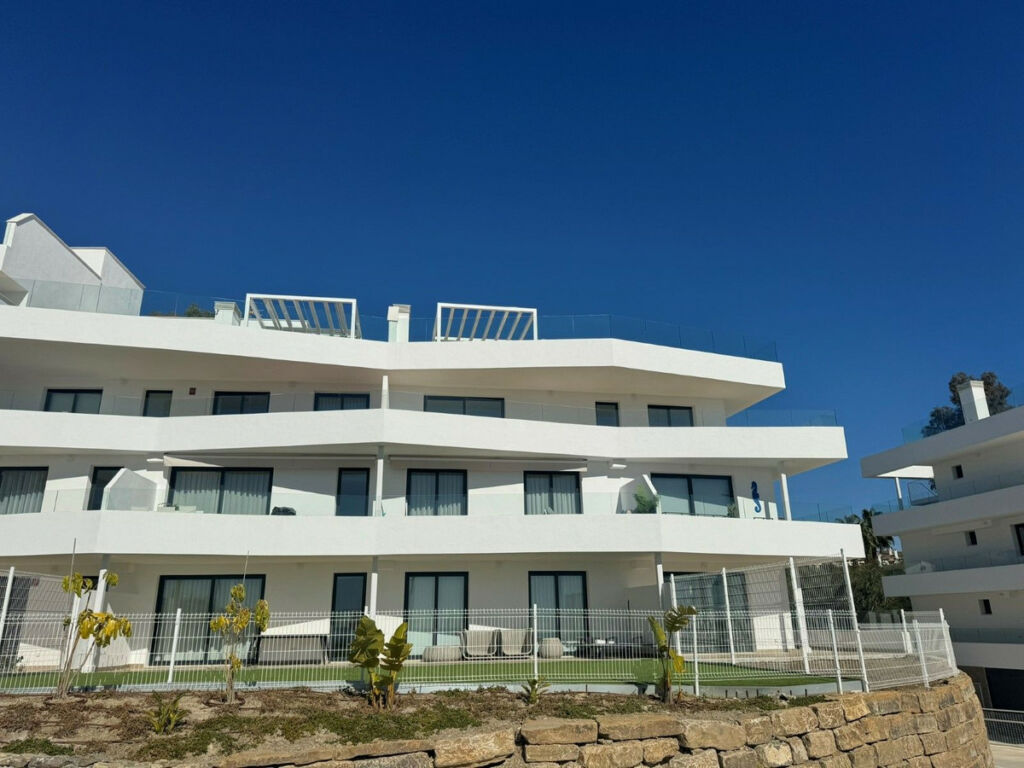 Ground Floor Apartment Estepona Málaga - image 2