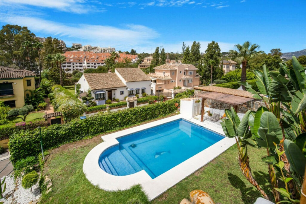 Detached Villa Nueva Andalucía Málaga - image 2