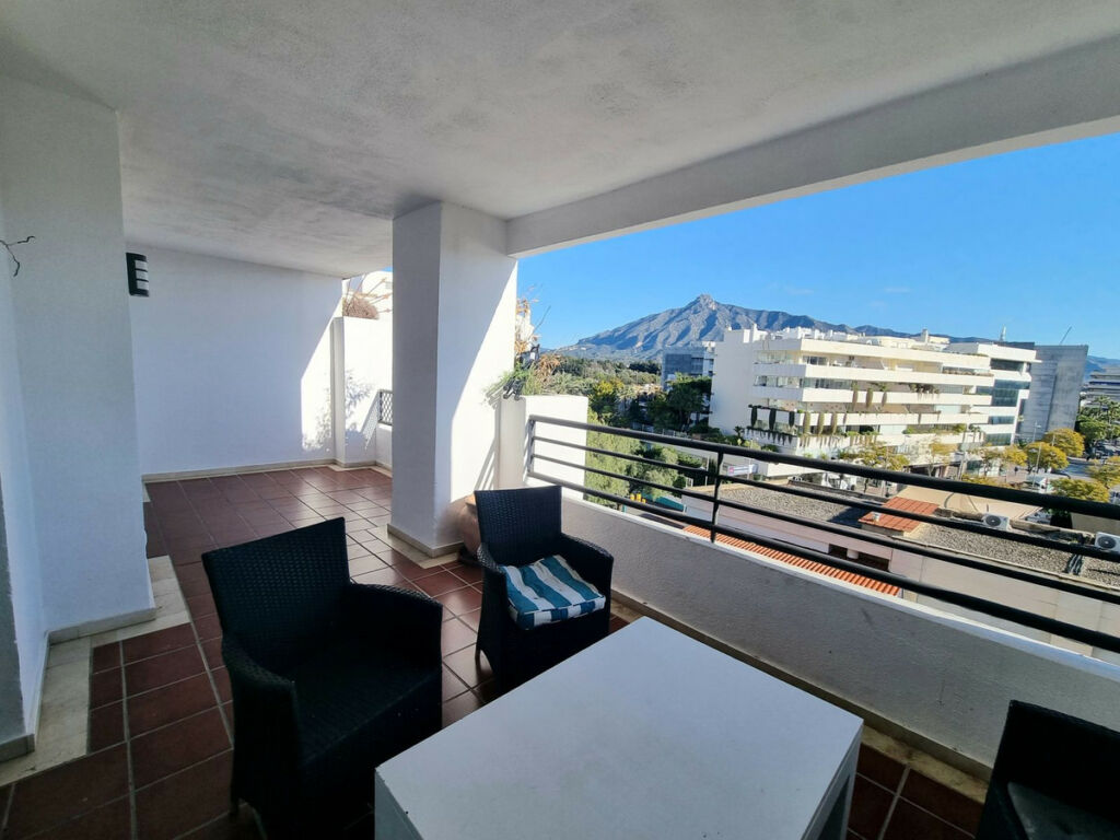 Middle Floor Apartment Puerto Banús Málaga - image 2