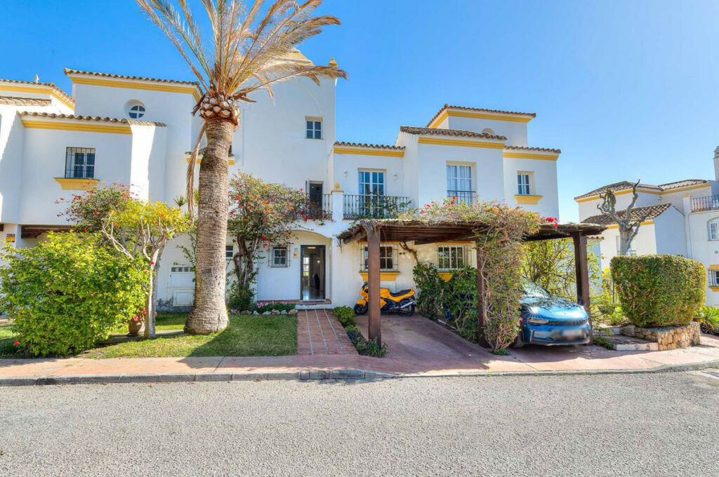 Townhouse Estepona Málaga - image 2
