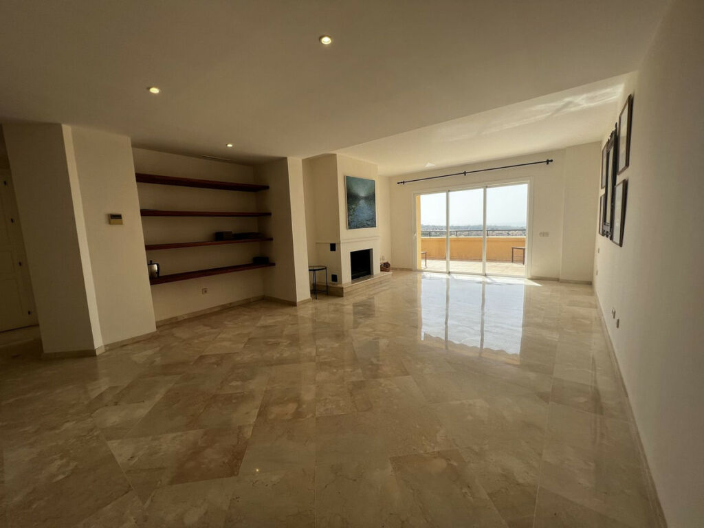 Middle Floor Apartment Elviria Málaga - image 2