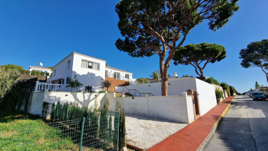Detached Villa Calahonda Málaga - image 2