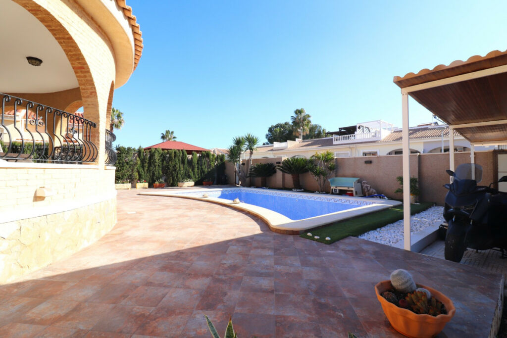 Detached Villa Benijofar Alicante - image 2