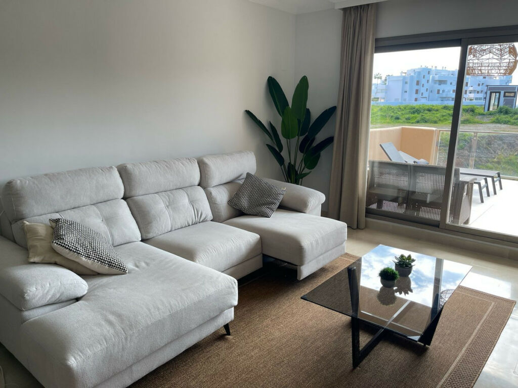 Middle Floor Apartment Estepona Málaga - image 2