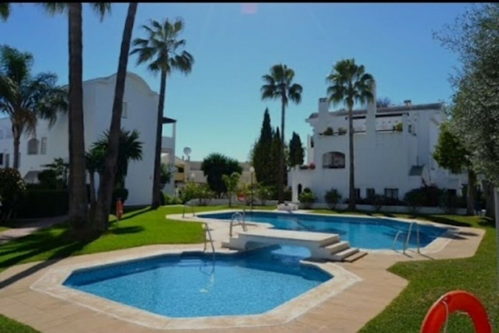 Middle Floor Apartment Estepona Málaga - image 2