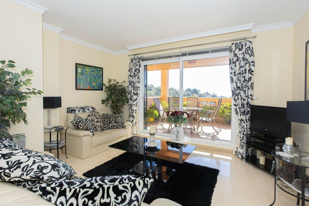 Middle Floor Apartment Elviria Málaga - image 2