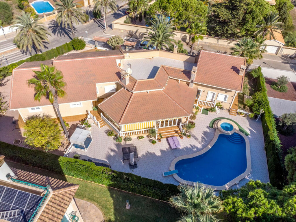 Detached Villa Cabo Roig Alicante - image 2