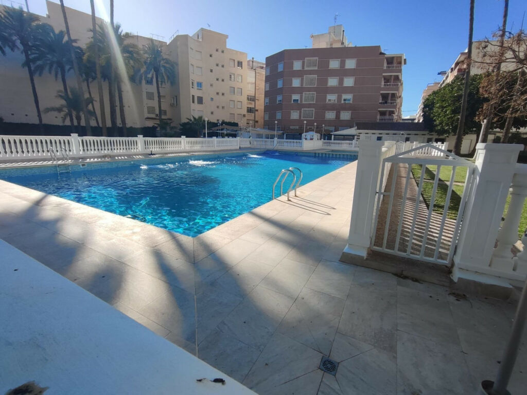 Middle Floor Apartment Torrevieja Alicante - image 2