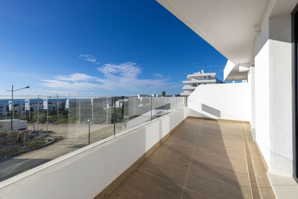 Middle Floor Apartment Estepona Málaga - image 2