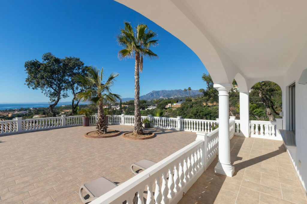 Detached Villa Elviria Málaga - image 4