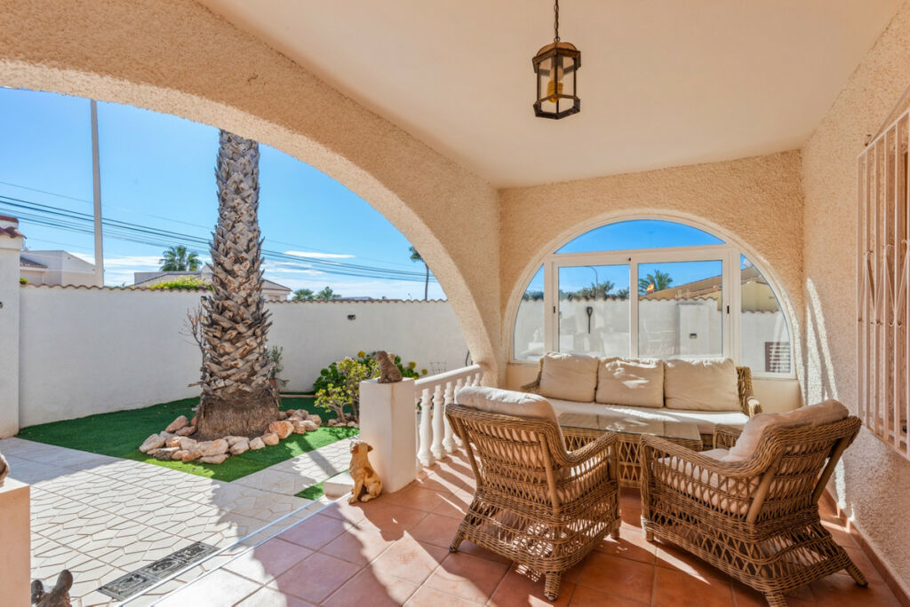 Detached Villa Ciudad Quesada Alicante - image 2