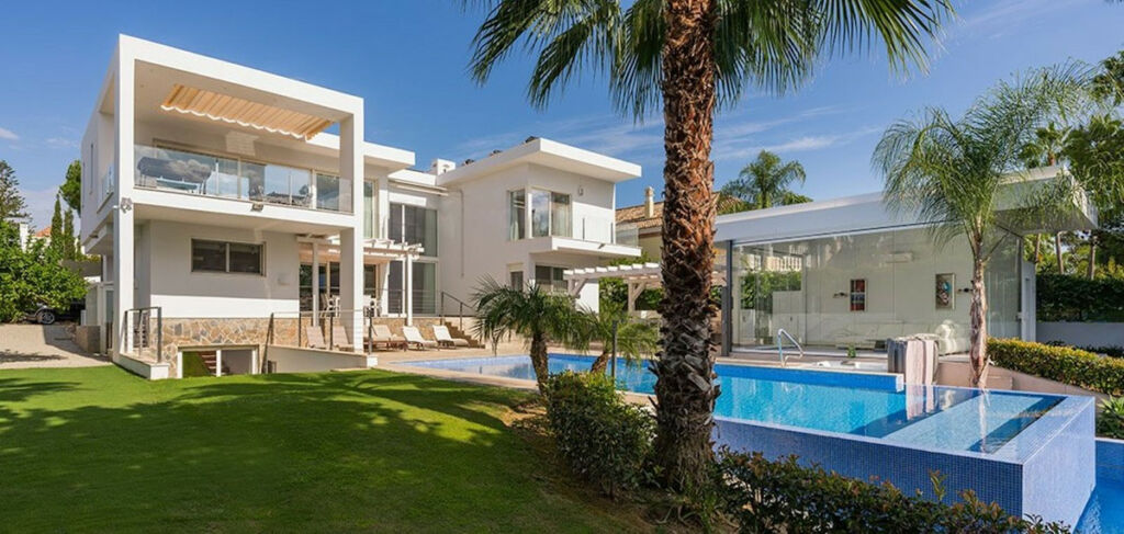 Detached Villa Nueva Andalucía Málaga - image 2