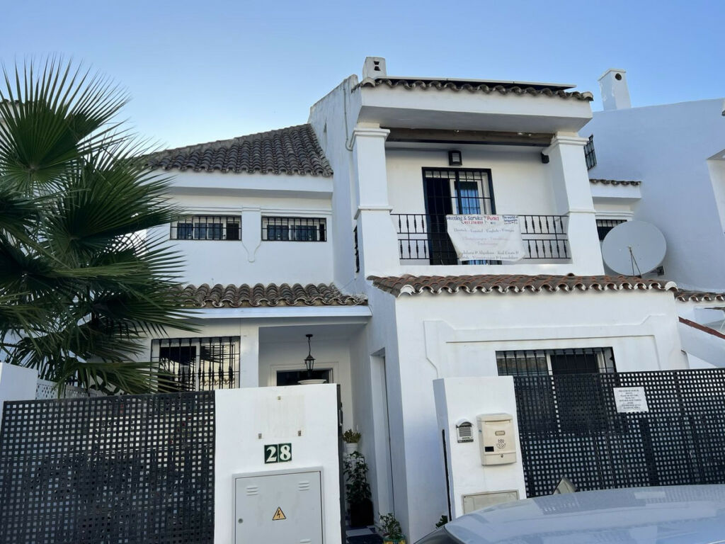 Townhouse Nueva Andalucía Málaga - image 2
