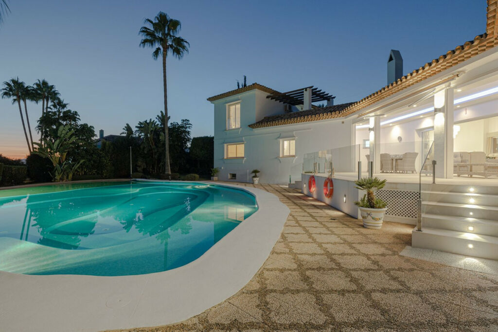 Detached Villa El Paraiso Málaga - image 2