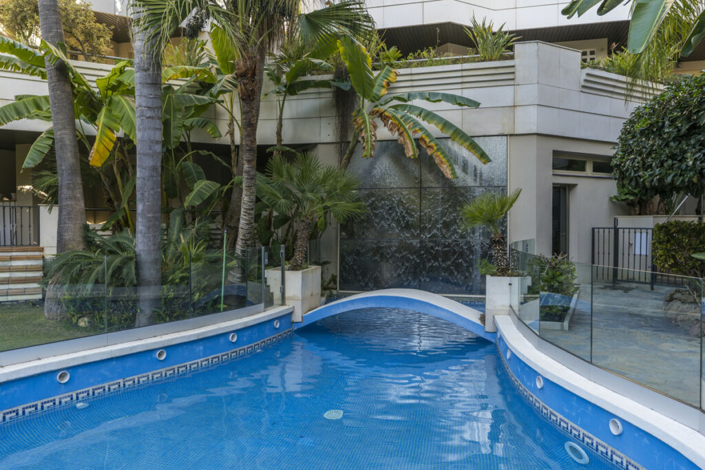 Middle Floor Apartment Nueva Andalucía Málaga - image 2