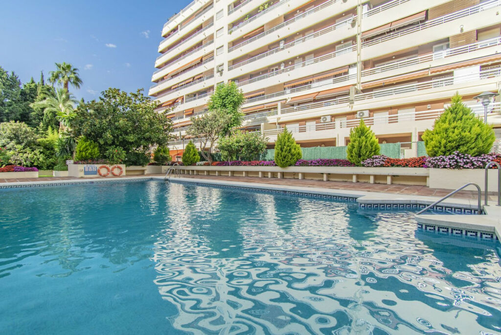 Middle Floor Apartment Marbella Málaga - image 2