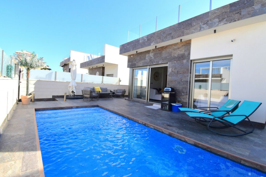 Detached Villa Villamartin Alicante - image 2