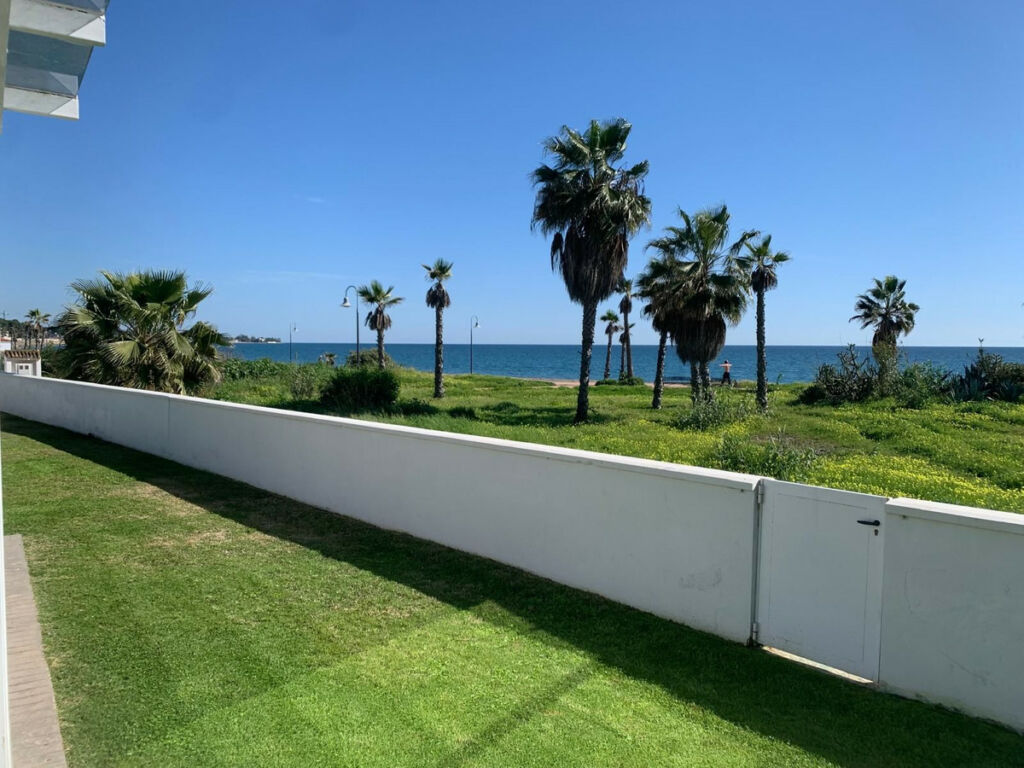 Detached Villa Estepona Málaga - image 2