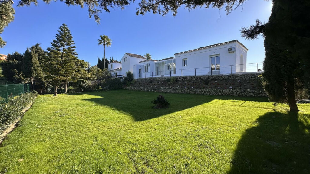 Detached Villa La Duquesa Málaga - image 2