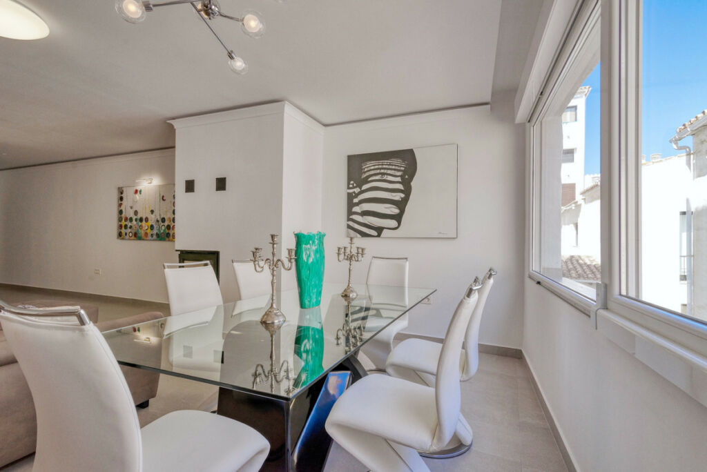 Middle Floor Apartment Puerto Banús Málaga - image 2