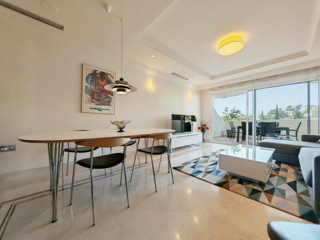 Middle Floor Apartment Nueva Andalucía Málaga - image 4