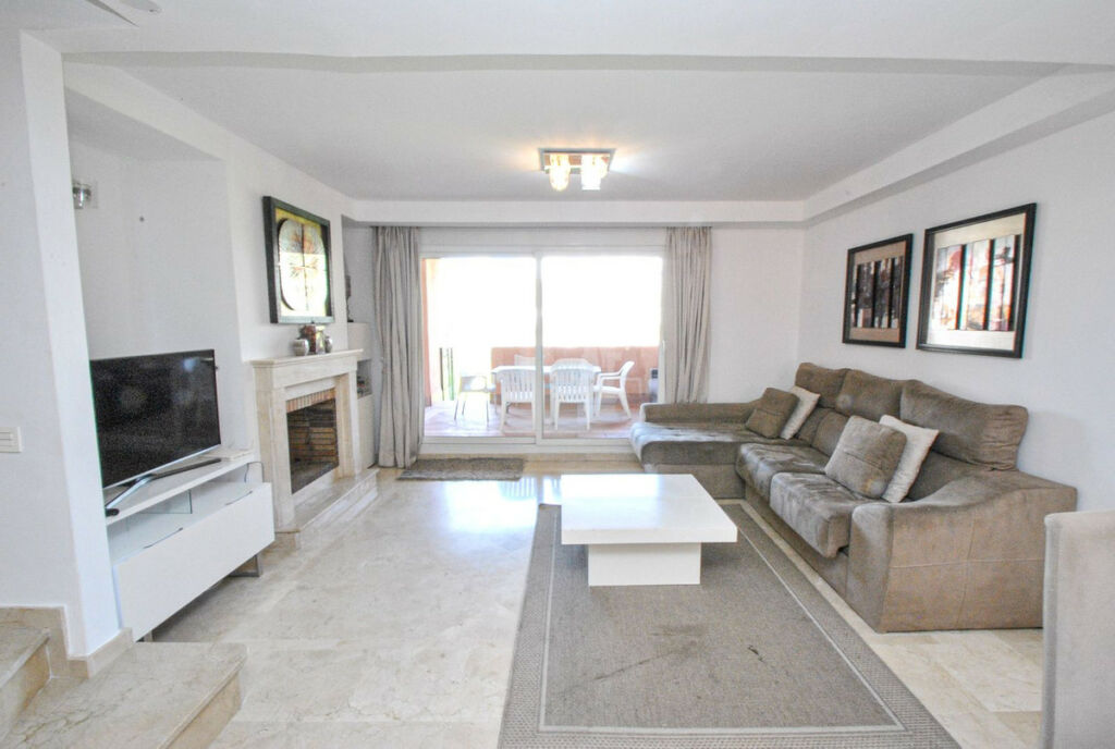 Townhouse Cabopino Málaga - image 2