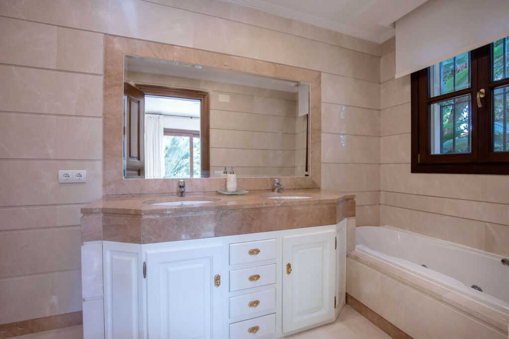 Detached Villa Los Arqueros Málaga - image 19